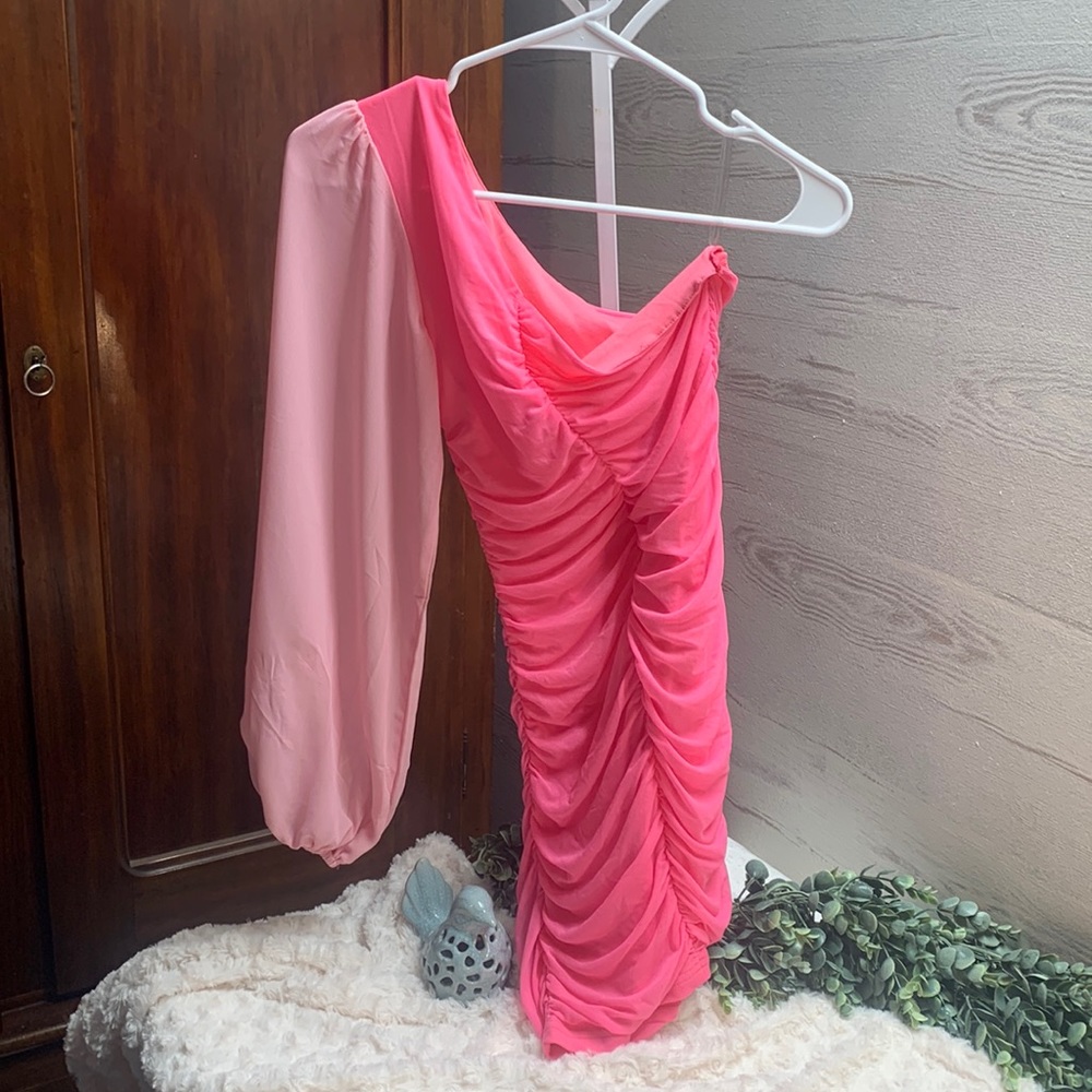 Women two tone pink one sleeve ruched mini dress size M.
